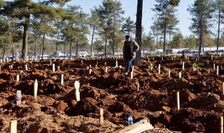 Reuters paylaştı! Deprem bölgesinden yürek yakan fotoğraflar…