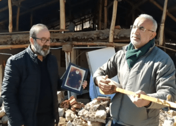 Alevi dedesinin 100 yıllık sazını enkaz altından çıkarıp enkazın önünde deyiş söyledi