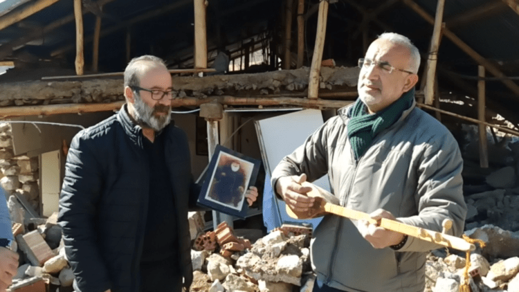 Alevi dedesinin 100 yıllık sazını enkaz altından çıkarıp enkazın önünde deyiş söyledi