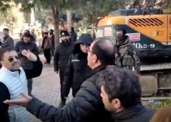 Depremzedelerden Bakan Kirişçi’ye tepki: Bir vinç bile getiremediniz