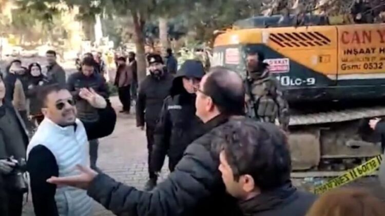 Depremzedelerden Bakan Kirişçi’ye tepki: Bir vinç bile getiremediniz