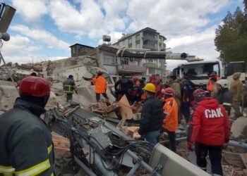 Artçı deprem sonrası 4 katlı bina yıkıldı