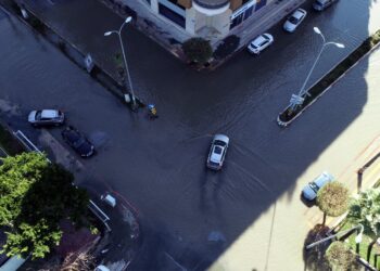 Deniz seviyesinin yükseldiği İskenderun’da binalar boşaltıldı