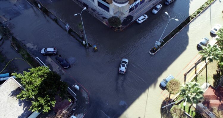 Deniz seviyesinin yükseldiği İskenderun’da binalar boşaltıldı