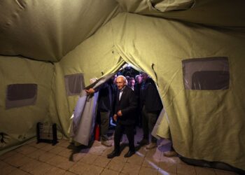 Kılıçdaroğlu, geceyi depremzedelerle birlikte, çadırda geçirdi