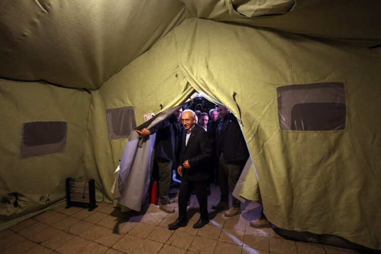 Kılıçdaroğlu, geceyi depremzedelerle birlikte, çadırda geçirdi