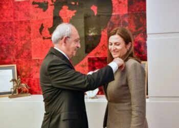 Türkan Elçi CHP’ye katıldı, rozeti Kılıçdaroğlu taktı