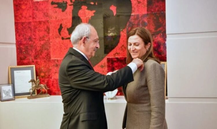 Türkan Elçi CHP’ye katıldı, rozeti Kılıçdaroğlu taktı