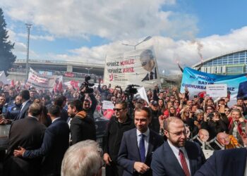 İkinci Yüzyılın İktisat Kongresi için İzmir’e giden Kılıçdaroğlu’na yoğun ilgi