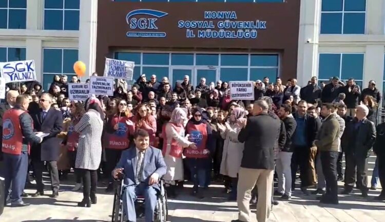 SGK memurlarından iş yavaşlatma eylemi