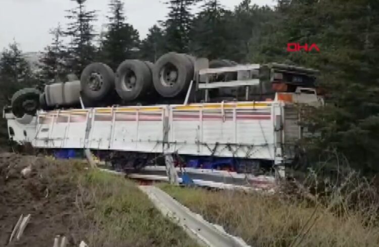 TEM’de 23 araç birbirine girdi; İstanbul yönü kapandı