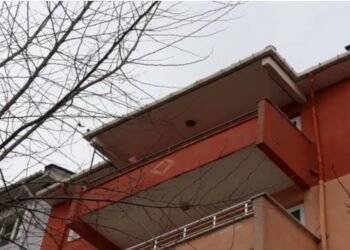 Çağırdığı taksicinin üstüne 5. kattan düştü