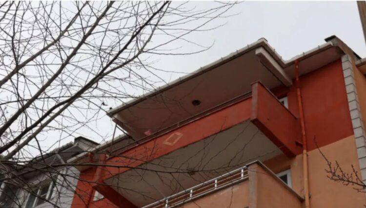 Çağırdığı taksicinin üstüne 5. kattan düştü