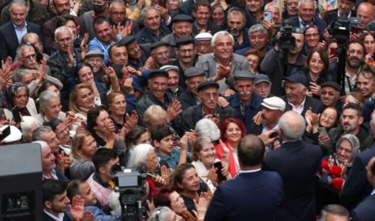 Kılıçdaroğlu’nu dinleyenlerin o fotoğrafı sosyal medyada gündem oldu