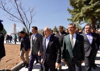 Minik depremzede Kılıçdaroğlu’na seslendi: ‘Cumhurbaşkanım, bir şey söyleyebilir miyim’