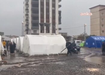 Çadır kenti su bastı, depremzedeler isyan etti
