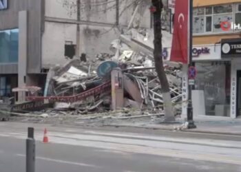 Malatya’da depremde ağır hasar alan MHP il binası çöktü!