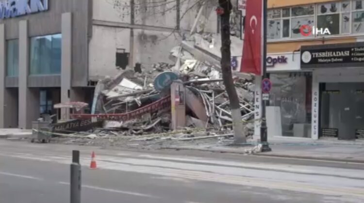 Malatya’da depremde ağır hasar alan MHP il binası çöktü!
