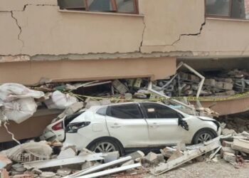 Araçların üzerine çöken 5 katlı binadan 5 aile sağ çıktı!