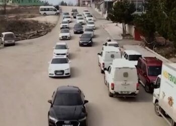Adaylık başvurusuna lüks araç konvoyu ile gitti, tepki topladı