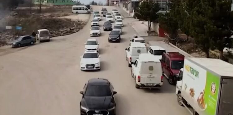 Adaylık başvurusuna lüks araç konvoyu ile gitti, tepki topladı