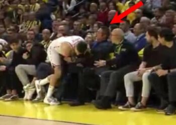 Yıldız basketbolcu, saha kenarında oturan Ali Koç’un üstüne düştü