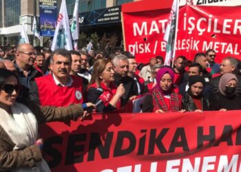 Satera işçileri Cengiz Holding’in önünde: ‘Sendika hakkımız engellenemez’