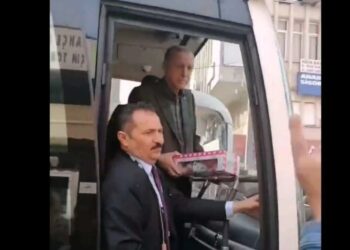 Erdoğan deprem bölgesinde otobüsten çocuklara oyuncak attı