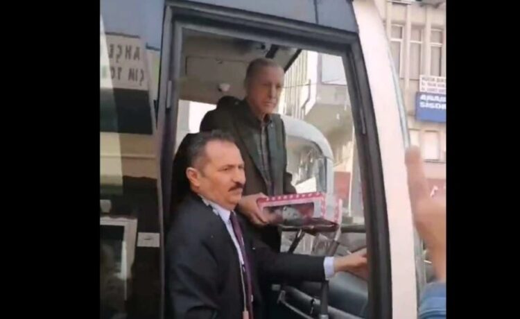 Erdoğan deprem bölgesinde otobüsten çocuklara oyuncak attı