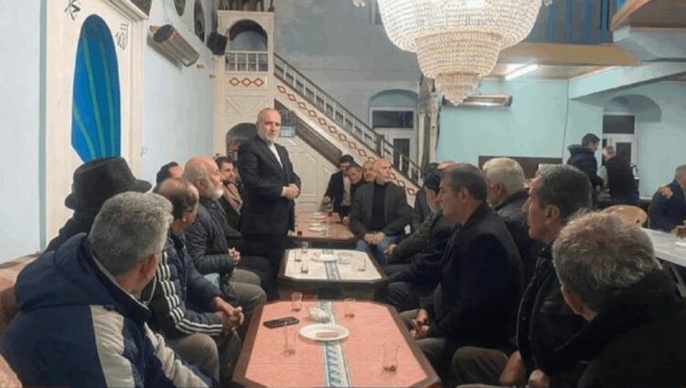 MHP’li belediye başkanı ve AKP aday adayı camide seçim çalışması yaptı