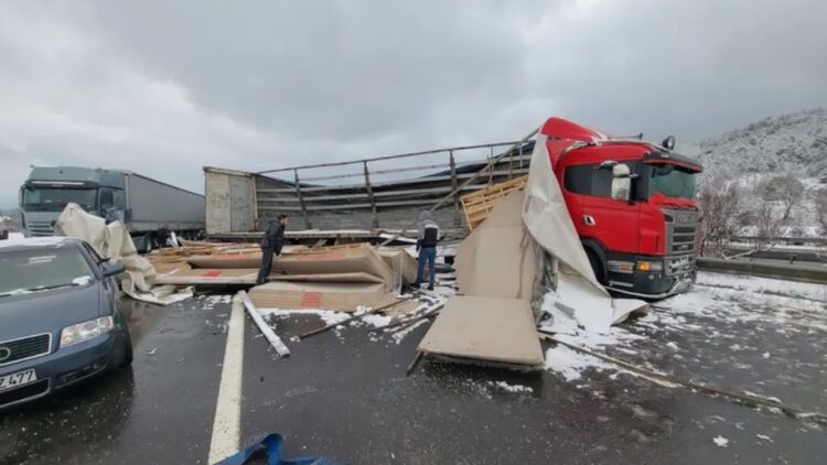 Bolu’da kaza! Ankara istikameti ulaşıma kapandı