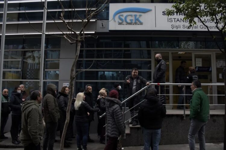 SGK önünde EYT kuyruğu… Esenyurt’ta tartışmaya polis müdahalesi