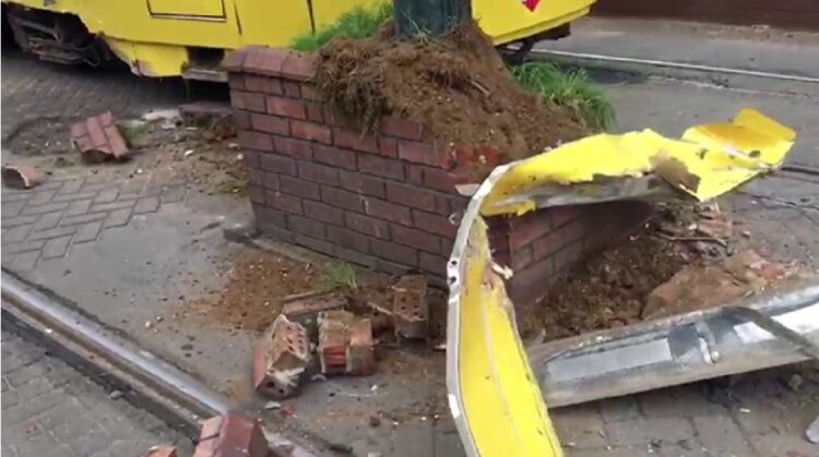İstanbul Eminönü’nde raydan çıkan tramvay kaza yaptı!
