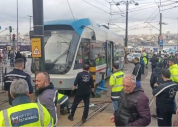 Sirkeci’de tramvay ‘tekrar’ raydan çıktı