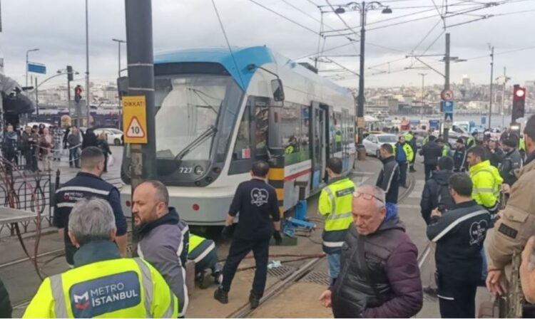 Sirkeci’de tramvay ‘tekrar’ raydan çıktı
