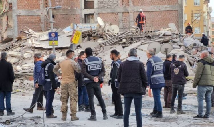 Malatya’da 5 katlı bina çöktü