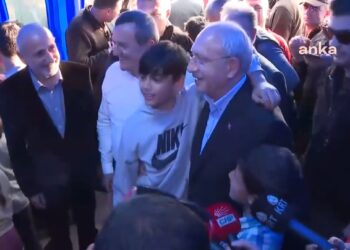 Depremzede çocuk: Kemal Abi, seninle fotoğraf çektirelim de havamız olsun
