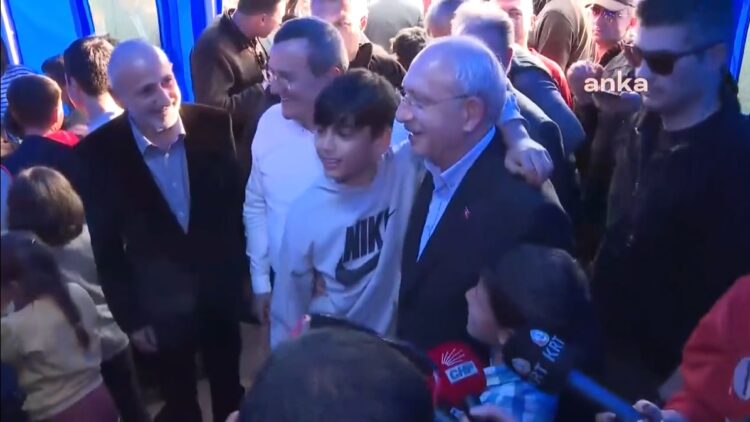 Depremzede çocuk: Kemal Abi, seninle fotoğraf çektirelim de havamız olsun