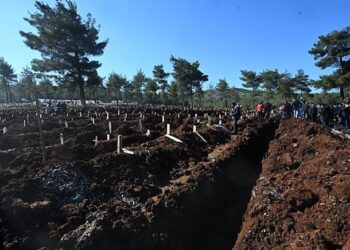 Belediye depremzedeye taksitle mezar sattı
