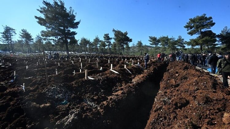 Belediye depremzedeye taksitle mezar sattı