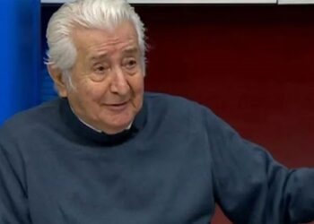 Gazeteci ve yazar Orhan Karaveli hayatını kaybetti