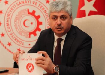 Türk bayraklarını indirten Hatay Valisi milletvekili olmak için istifa etti