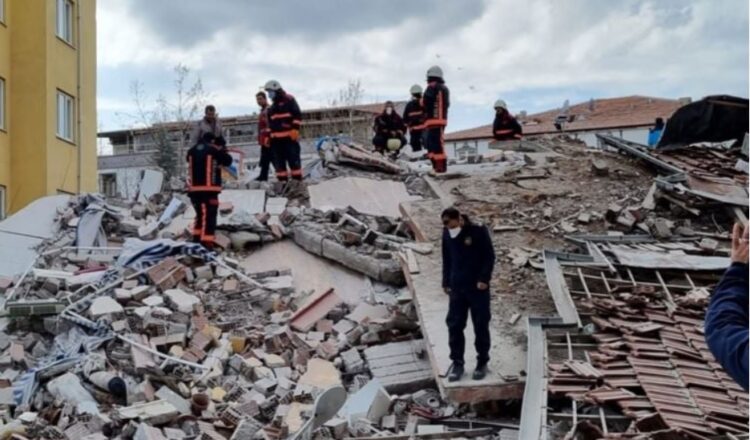 Malatya’da 5 katlı bina çöktü!