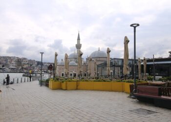 Kuşkonmaz Camii bitişiğindeki kafe-konduları yıktırmıyorlar