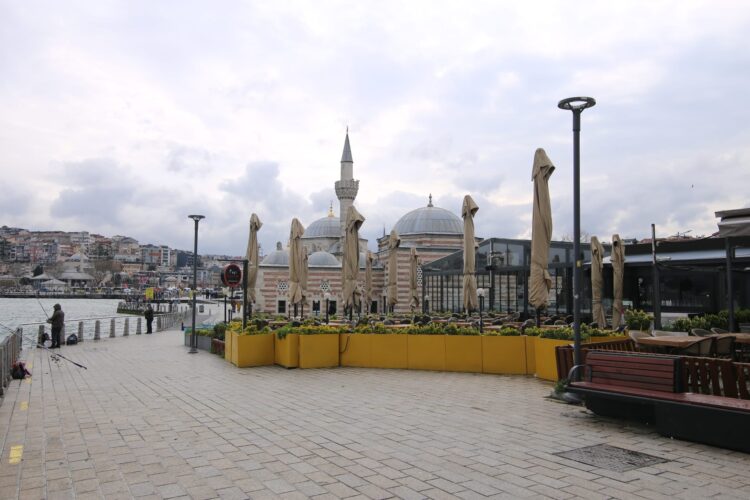 Kuşkonmaz Camii bitişiğindeki kafe-konduları yıktırmıyorlar