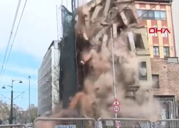Karaköy’deki 5 katlı bina çöktü
