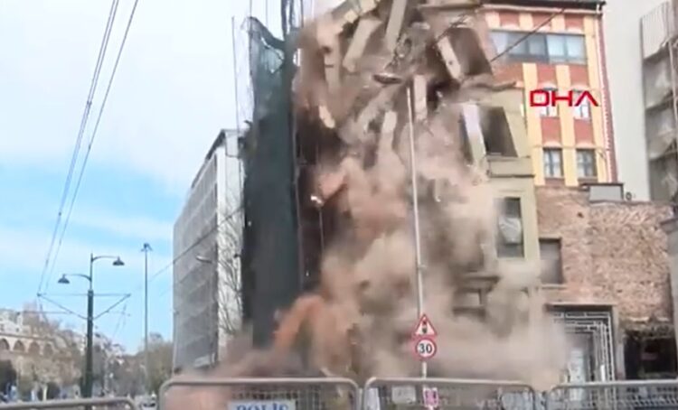 Karaköy’deki 5 katlı bina çöktü