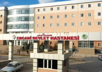 Hemşire, bandı çıkarırken bebeğin parmağını kesti