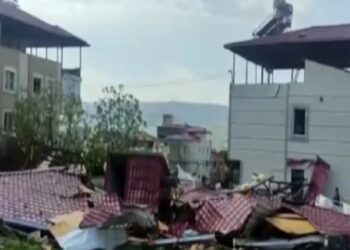 Maraş’ta çatıdaki parçalar çadırların üstüne düştü