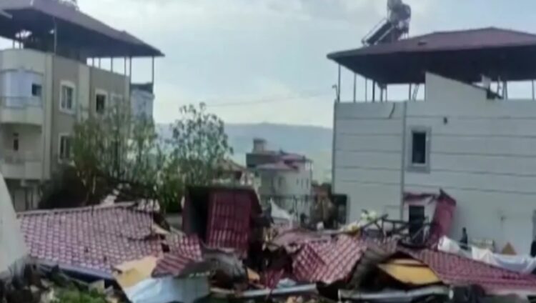 Maraş’ta çatıdaki parçalar çadırların üstüne düştü